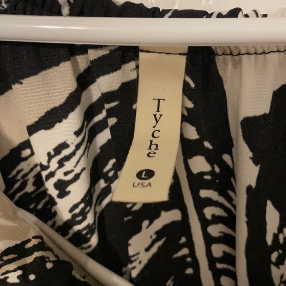 Hawaiian Print Romper - Picture 2 of 5